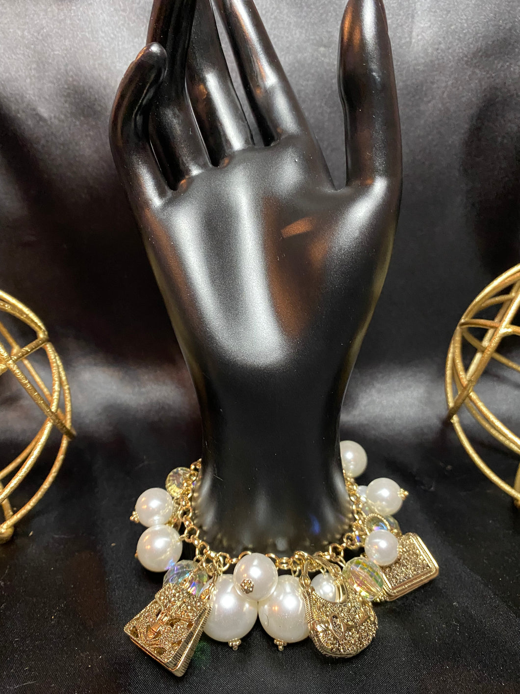 Gold tone purse/pearl bracelet